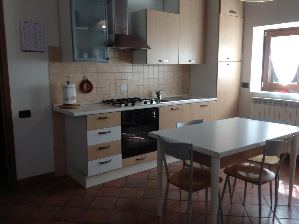 Appartement Sotto L'Arco à Barete Extérieur photo
