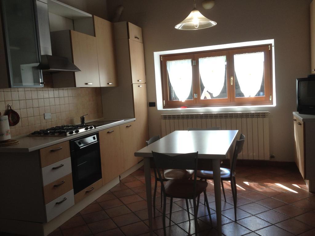 Appartement Sotto L'Arco à Barete Extérieur photo